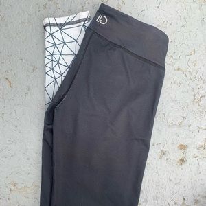 Patterned athletic leggings